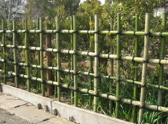 天然竹を使用した四ツ目垣、建仁寺垣、御簾垣、筧。 人工竹を使用した四ツ目垣、筧。 庭を趣のある景観に。
