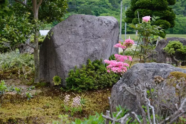 庭石が“据え付け”で決まる理由