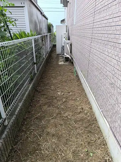 防草シート施工中