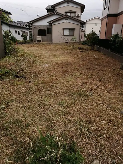 防草シート敷き施工中