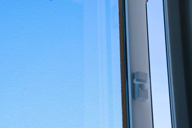 定期訪問時に窓や扉を開放し、室内の空気を入れ替える換気作業を実施します。空き家を長期間閉め切ったままにすると、湿気がこもりやすくなり、カビや腐食の発生、室内の劣化を早める原因となります。また、空気の流れがない状態が続くと、生活臭やカビ臭がこもり、建物全体の快適性が損なわれることもあります。そのため、定期的な換気を行い、空気の循環を促すことが大切です。