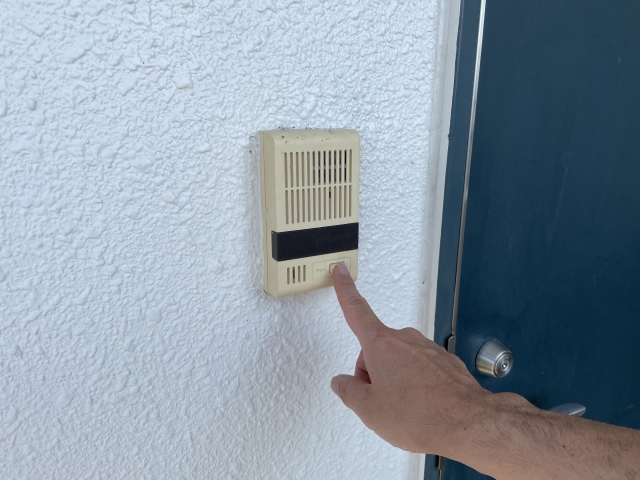 ご希望により、近隣の方へのご挨拶をいたします。また、近隣の方よりご伝言があった場合、 お取り次ぎします。空き家を適切に管理するためには、定期的な点検だけでなく、近隣住民との良好な関係を保つことも重要です。近隣との関係が希薄になると、不審者の侵入や災害時のトラブルに気づきにくくなるだけでなく、庭の草木の越境や建物の老朽化による影響で苦情が発生することもあります。弊社では、空き家管理の一環として、近隣への配慮を行い、必要に応じて挨拶や状況確認を実施いたします。