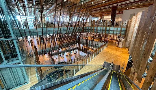 富山ガラス美術館